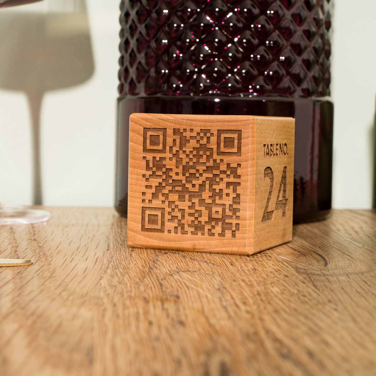 Cubo in legno con codice QR sul tavolo di un ristorante