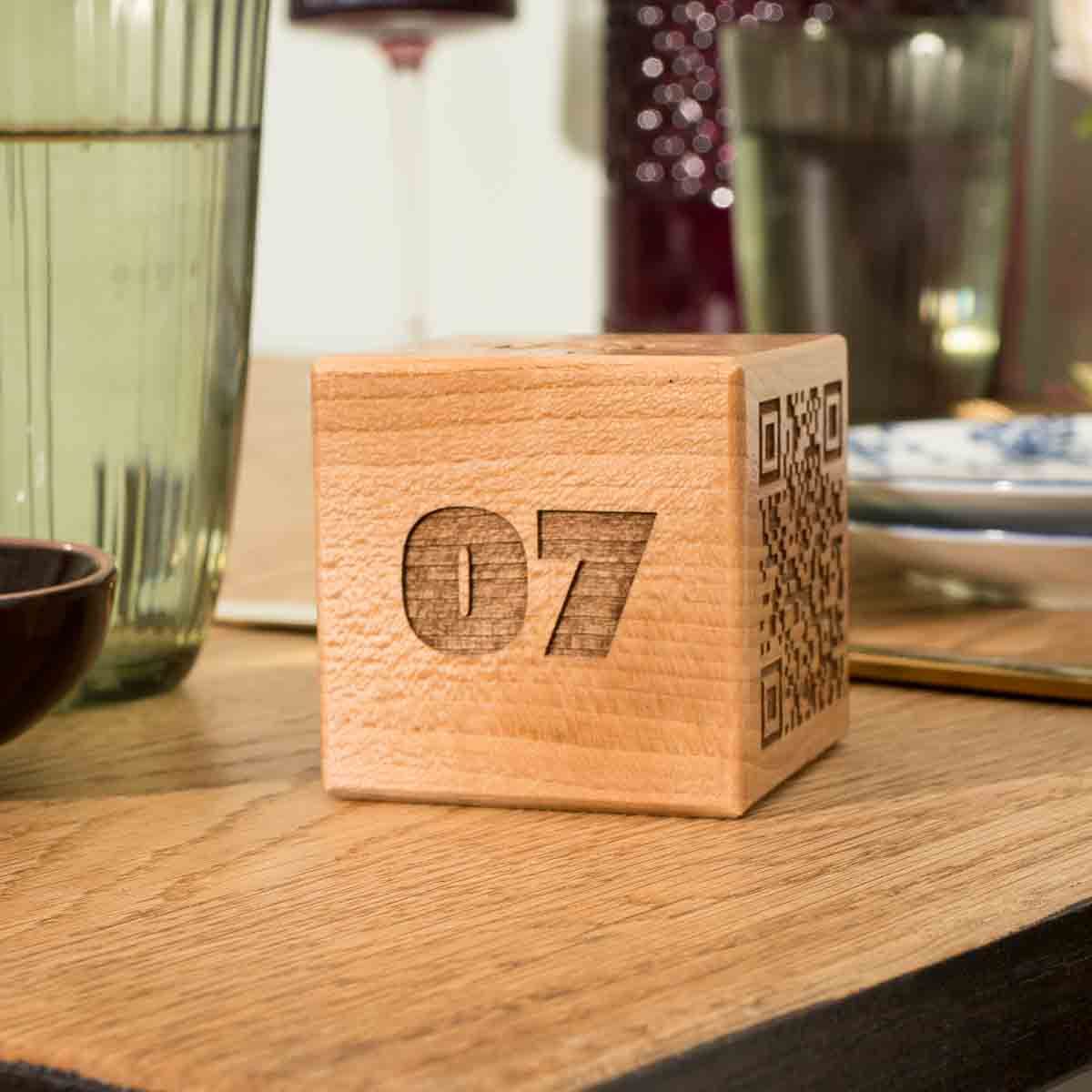 Cubo in legno con incisioni laser: QR, numero, logo e scritta Riservato