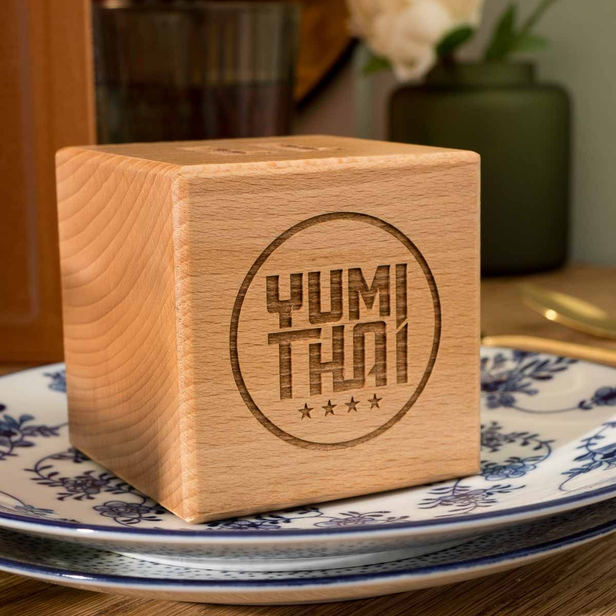 Due cubi in legno di faggio con venature diverse